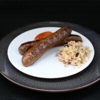 Sie können diese leckere Spezialität mit jeder Beilage genießen; es muss nicht der hier abgebildete Cuzcos-Salat sein.