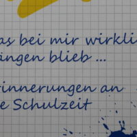 40 Autoren schenkten dem Verein jeweils eine Erinnerung an Ihre Schulzeit; der Erlös geht in die Projekte des Vereins.