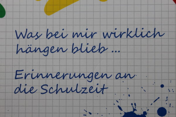 40 Autoren schenkten dem Verein jeweils eine Erinnerung an Ihre Schulzeit; der Erlös geht in die Projekte des Vereins.