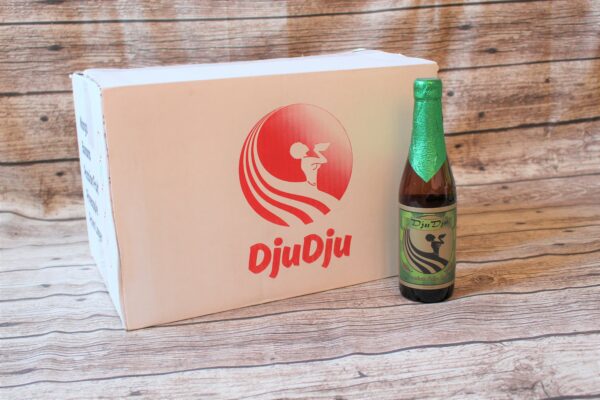 Wir freuen uns, Ihnen das original ghanaische DjuDju Bier anbieten zu können! Hier haben wir das Palm-Lager ohne Frucht
