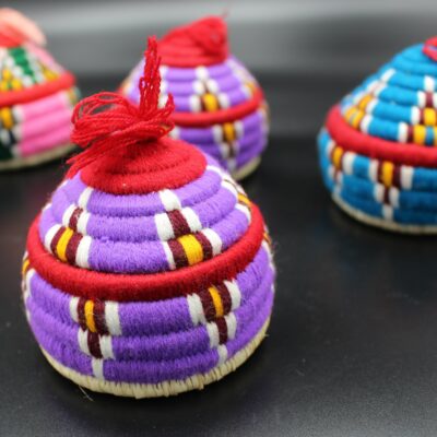 Auch, wenn sich mehrere dieser aus Bast und Wolle umwickelten kleinen Döschen ähneln; jedes von Ihnen ist ein Unikat!
