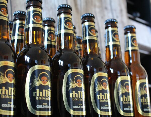 Regelmäßig werden Flaschen aus Äthiopien importiert, um den Geschmack zu überprüfen