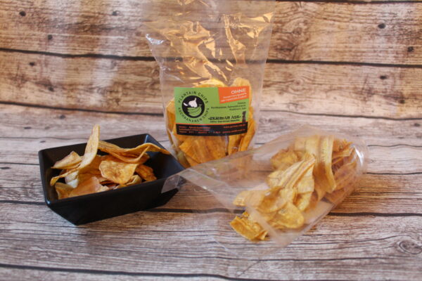 Was bei uns die Kartoffelchips sind, sind in Nigeria Kochbananenchips. Hier werden sie vor allem mit Salz oder Salz/Knoblauch gegessen.
