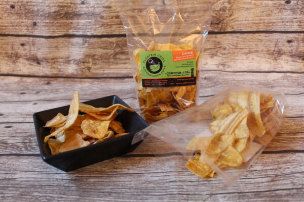 Was bei uns die Kartoffelchips sind, sind in Nigeria Kochbananenchips. Hier werden sie vor allem mit Salz oder Salz/Knoblauch gegessen.