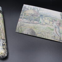 Sie kaufen ein Röhrchen mit 150 Puzzleteilen – wenn Sie fertig sind, haben Sie ein Kunstwerk in Postkartengröße!