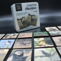 Freuen Sie sich auf ein hochwertiges Spiel aus Holz in einer hochwertigen Verpackung aus Metall!