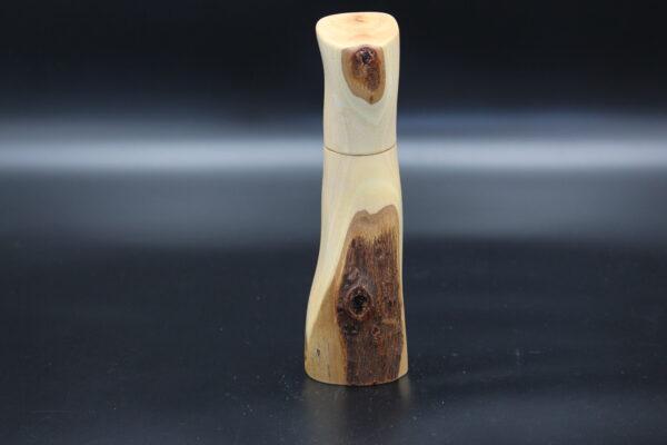 Dieser Pfeffermühle entstand durch Jonas Langer und seine "Praktische Holzkunst" aus Gemünden am Main