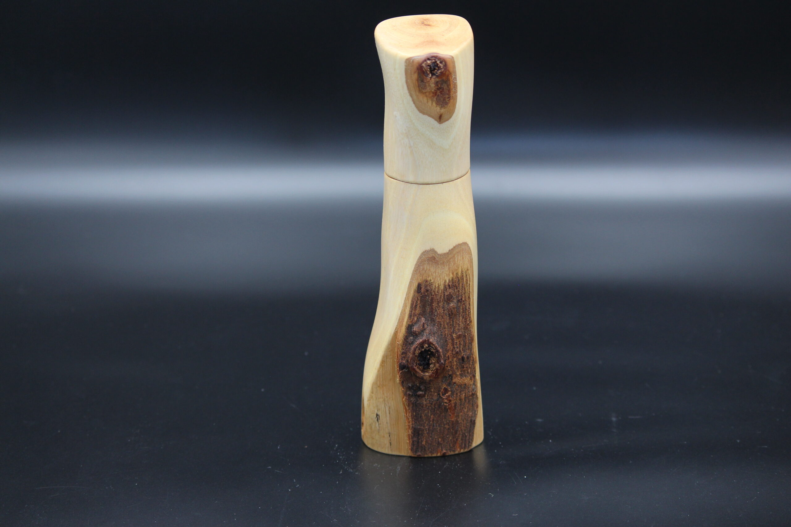 Dieser Pfeffermühle entstand durch Jonas Langer und seine "Praktische Holzkunst" aus Gemünden am Main
