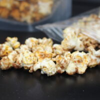 Es schmeckt mindestens genau so lecker, wie es aussieht. Hergestellt mit viel Herzblut in Berlin von der Popcorn-Bakery in Berlin.