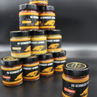 Unsere drei Sorten Senf – Qemsan ist eine komplette Eigenproduktion mit Berbere; ihm fehlt jedoch die Schärfe des Chilis.