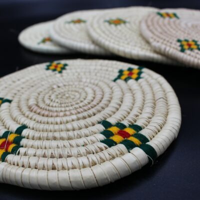 Gerne werden in einem äthiopischen Handwerkskunst auch mal die äthiopischen Farben (Rot, Gelb, Grün) eingebunden.