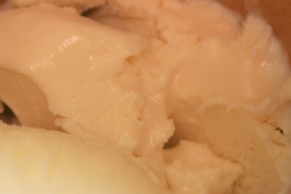 Milcheis mit afrikanischem Honig – Bild 3